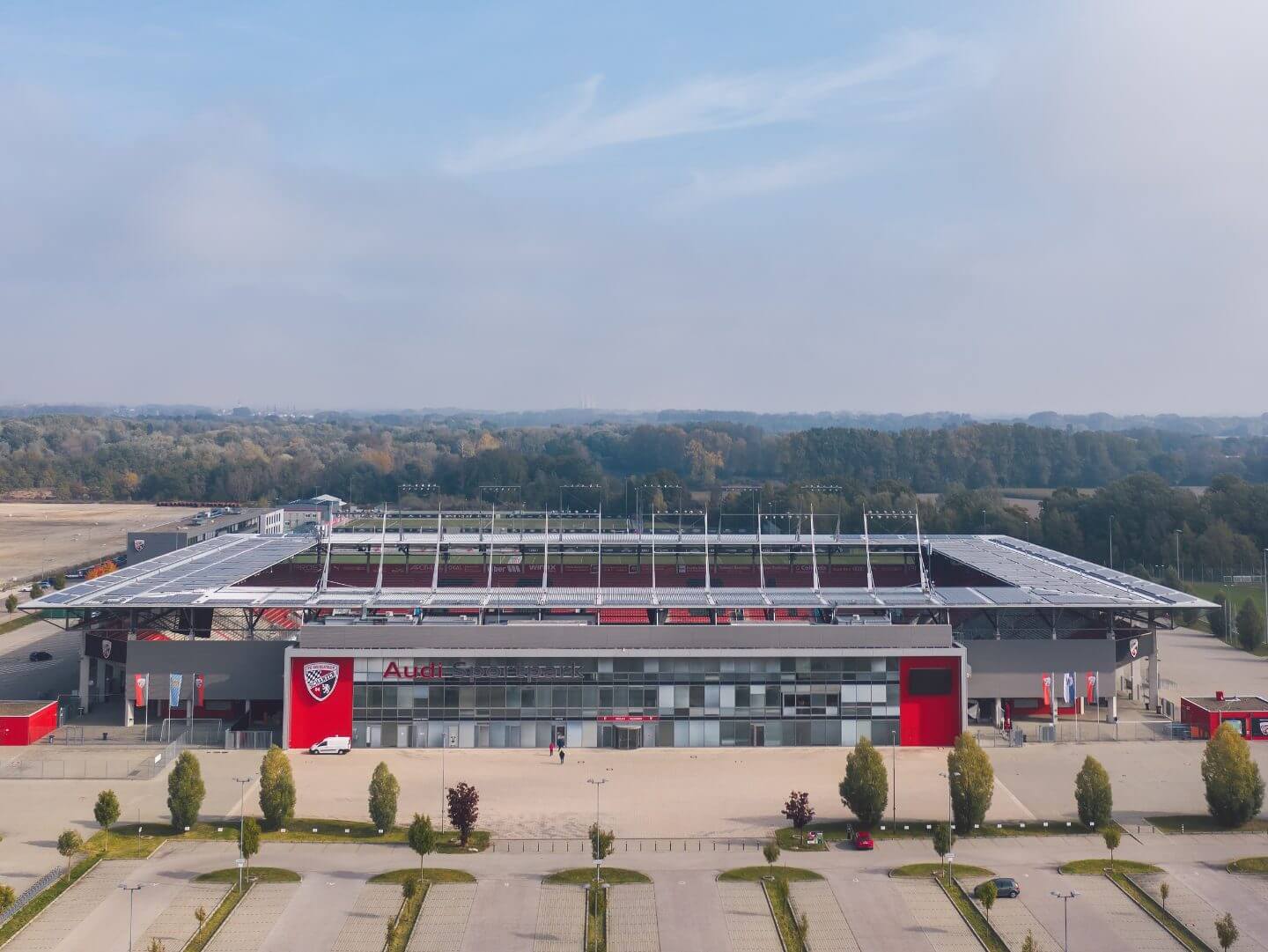 Das Stadion Audi Sportpark, Heimspielstätte des FC Ingolstadt 04, aus der Vogelperspektive.