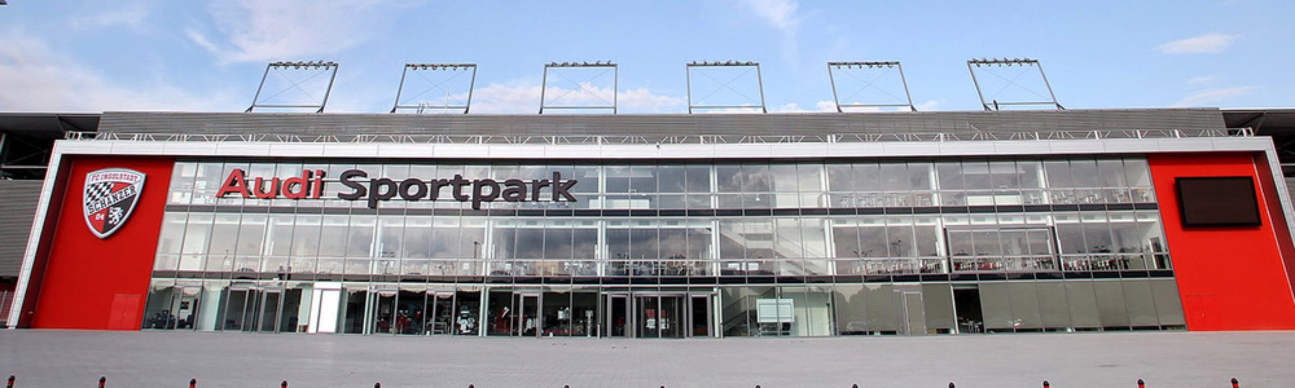 Fassade des Audi Sportparks mit großzügigen Glasfronten, realisiert im Rahmen eines anspruchsvollen Bauprojekts der Hellmich Gruppe.