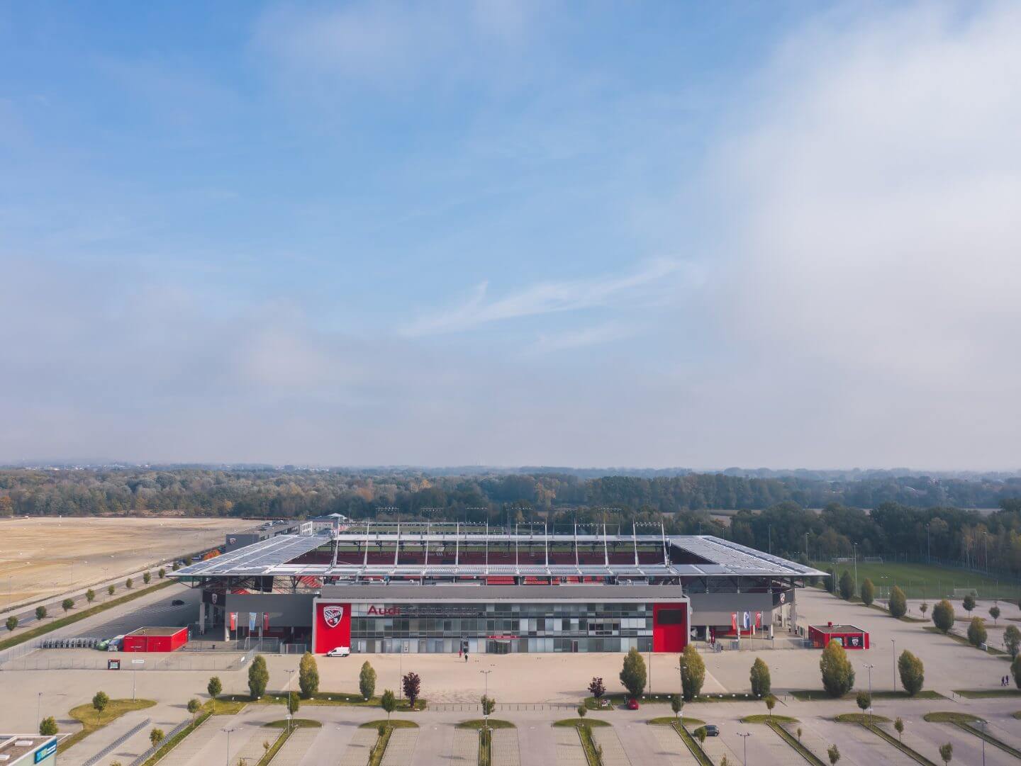 Luftaufnahme des Audi Sportparks, ein modernes Bauprojekt der Hellmich Gruppe, als Referenz auf der Unternehmenswebseite.