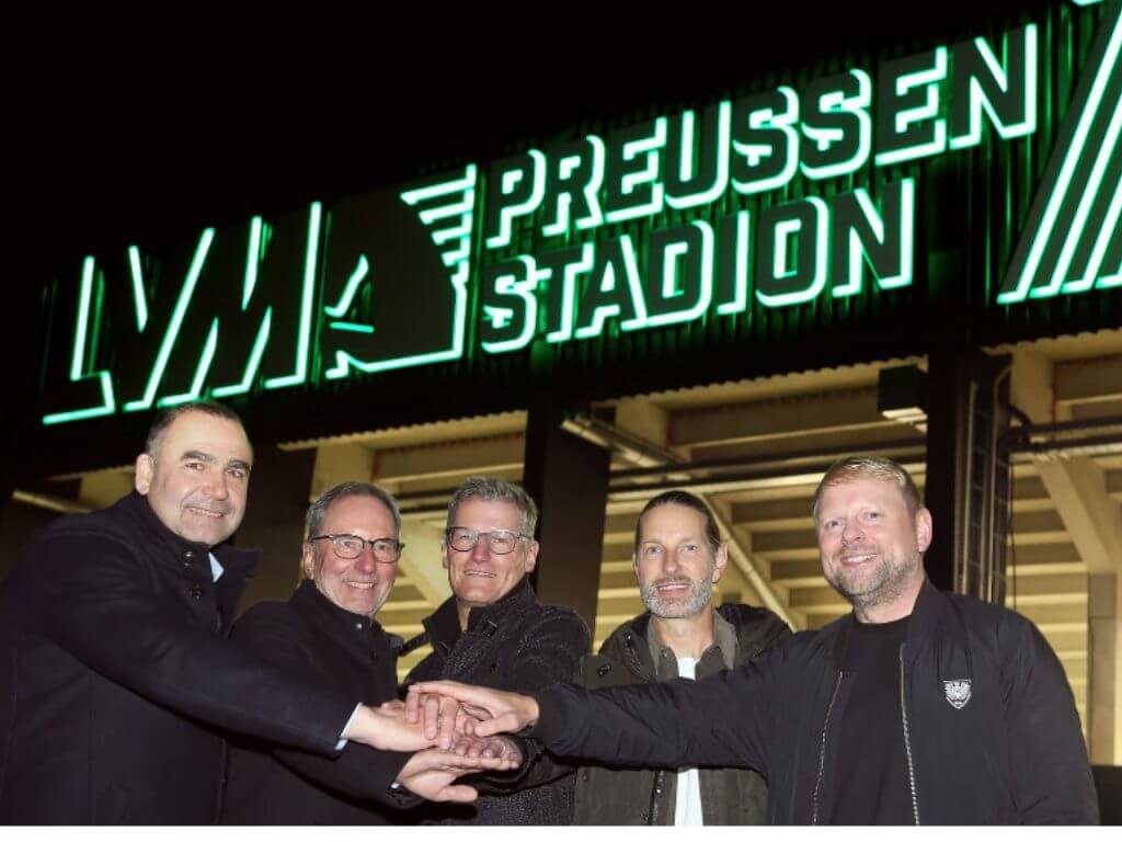 Geschäftspartner vor dem LVM Preußenstadion vereint