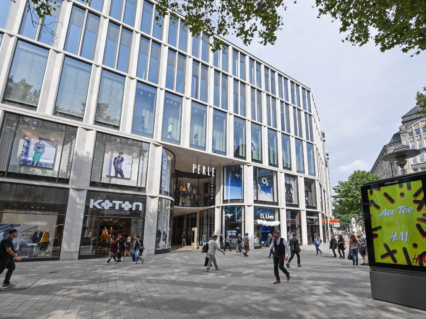 Modernes Büro- und Geschäftshaus an der Spitaler Straße in Hamburg, realisiert als Bauprojekt der Hellmich Gruppe mit großzügigen Glasfassaden und Gewerbeflächen.