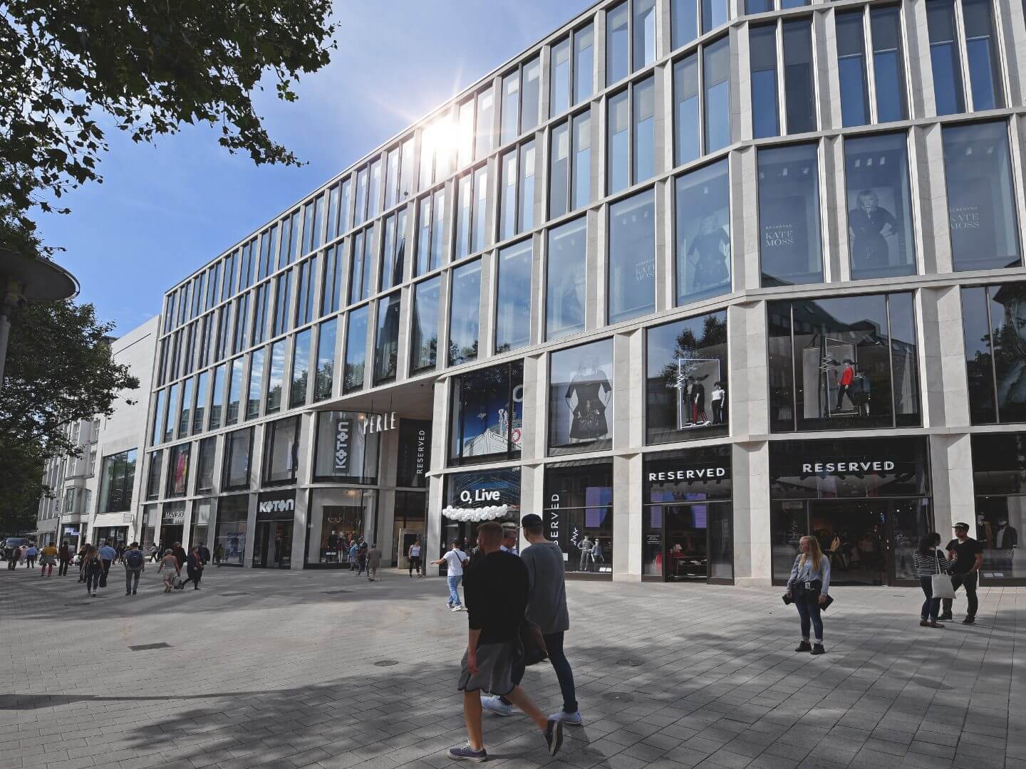 Fassade des modernen Büro- und Geschäftshauses in der Spitaler Straße Hamburg, ein Projekt der Hellmich Gruppe mit großer Glasfront und Ladenflächen.