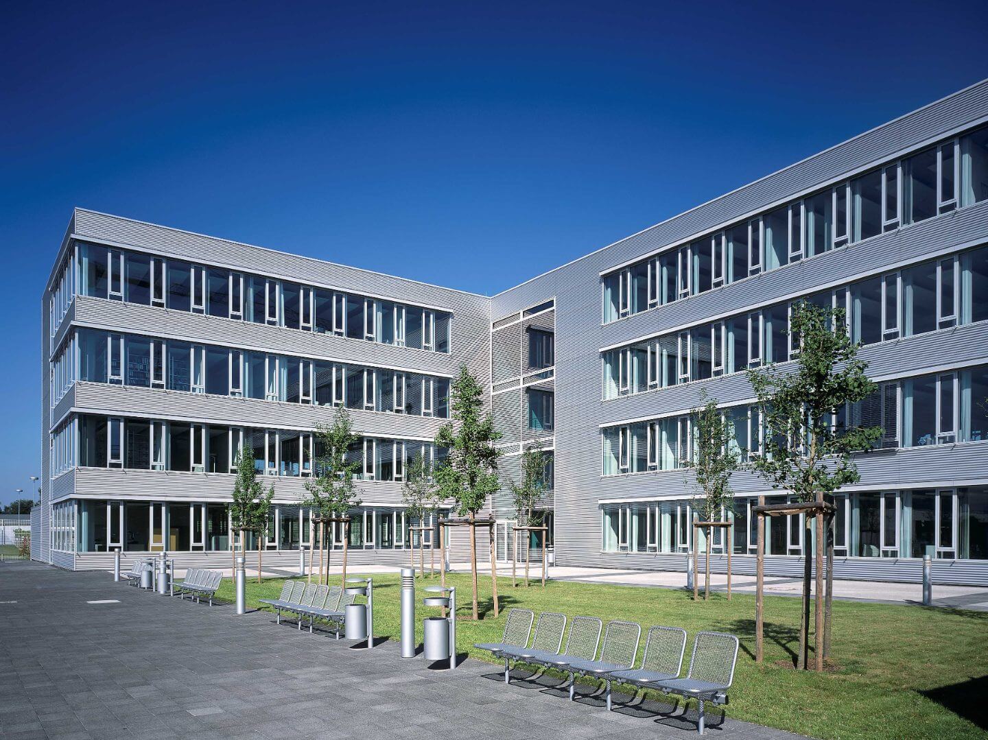 Moderner Büro- und Gewerbepark in Kamp-Lintfort als Hellmich Bauprojekt mit klarer Architektur und grüner Außenanlage.