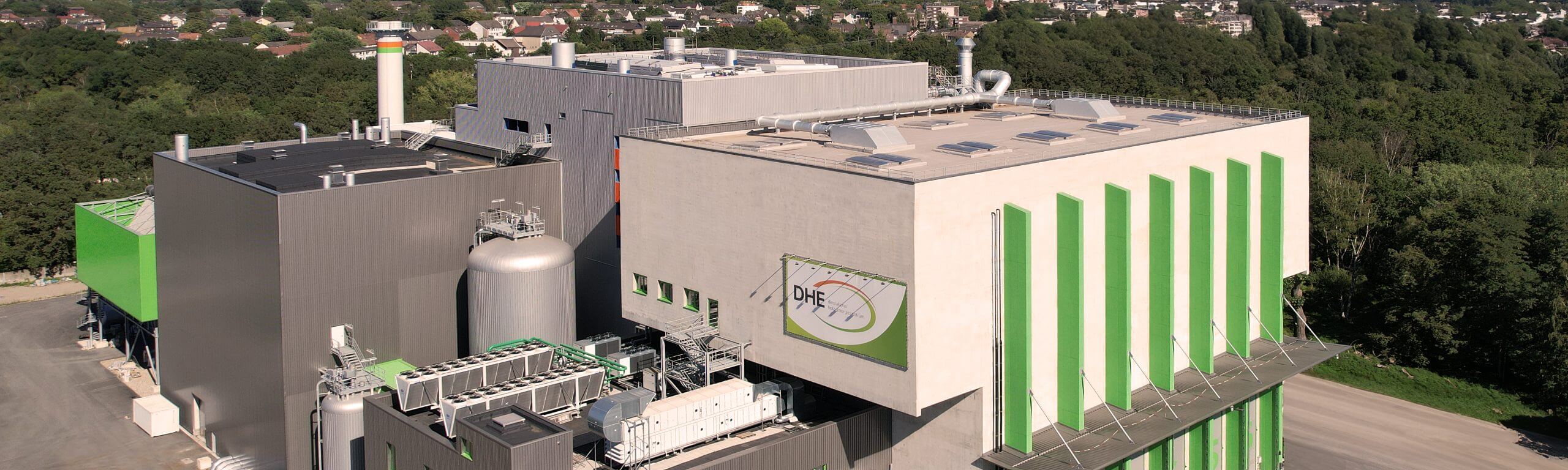 Luftaufnahme des DHE Dinslaken Gebäudes, realisiert als Bauprojekt von Hellmich, mit technischer Infrastruktur auf dem Dach.