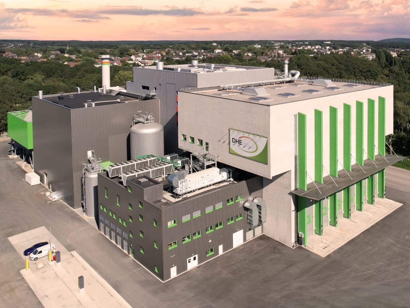 Luftaufnahme des DHE Dinslaken Industriegebäudes, ein Bauprojekt von Hellmich, mit moderner Architektur und technischer Ausstattung in grüner Umgebung. Luftaufnahme des DHE Dinslaken Industriegebäudes, ein Bauprojekt von Hellmich, mit moderner Architektur und technischer Ausstattung in grüner Umgebung.