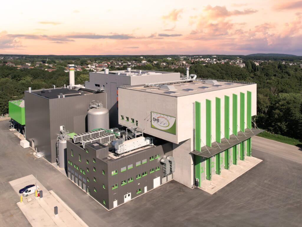 Das Dinslakener Holz-Energiezentrum mit Brennstofflager und Betriebsgebäude in der Abenddämmerung