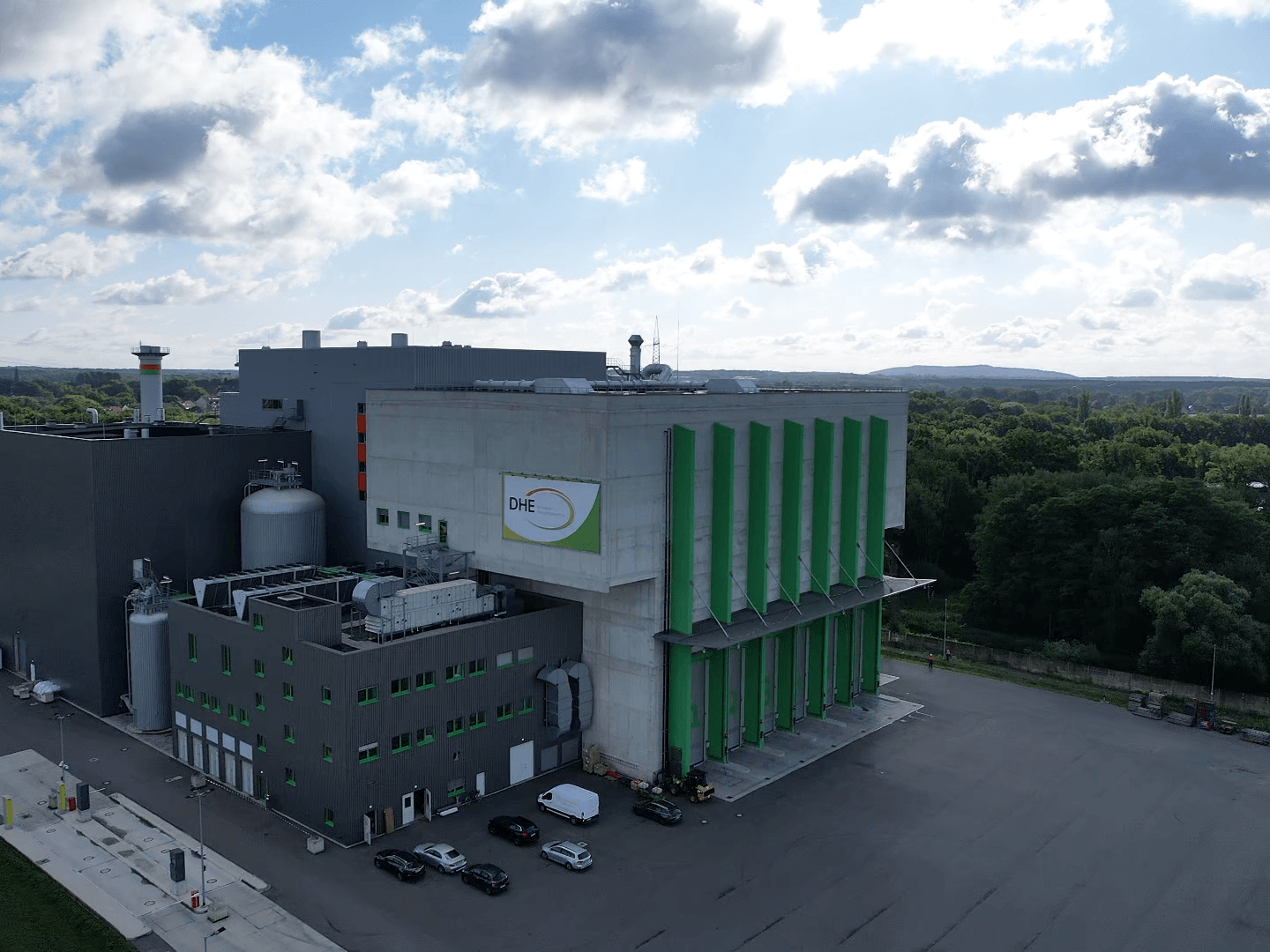 Luftaufnahme des DHE Holz-Energiezentrums, einem nachhaltigen Bauprojekt der Hellmich Gruppe zur erneuerbaren Energieerzeugung. Luftaufnahme des DHE Holz-Energiezentrums, einem nachhaltigen Bauprojekt der Hellmich Gruppe zur erneuerbaren Energieerzeugung.