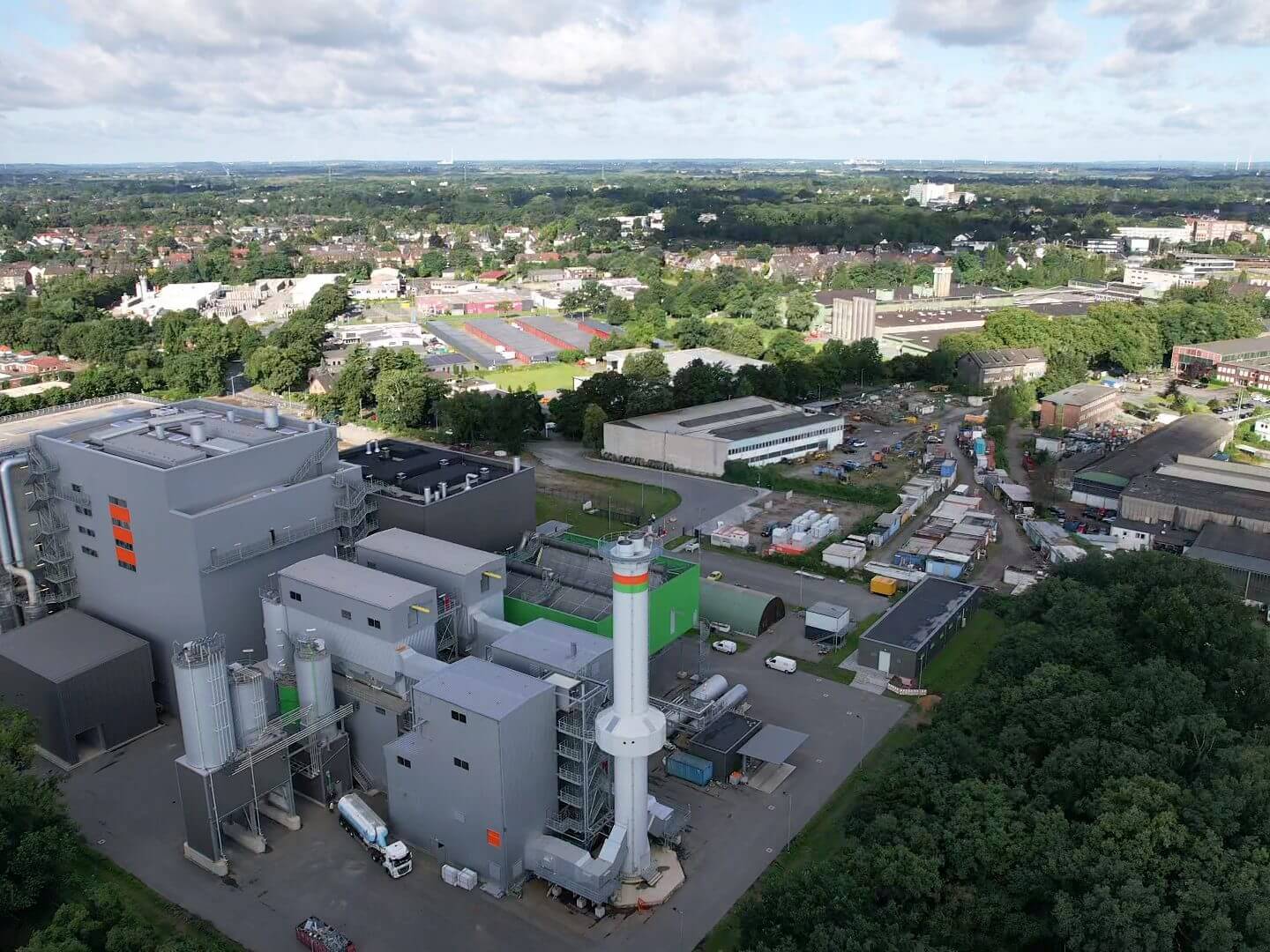 Luftaufnahme des DHE Holz-Energiezentrums, einem zukunftsweisenden Bauprojekt der Hellmich Gruppe im Bereich nachhaltiger Energieerzeugung. Luftaufnahme des DHE Holz-Energiezentrums, einem zukunftsweisenden Bauprojekt der Hellmich Gruppe im Bereich nachhaltiger Energieerzeugung.