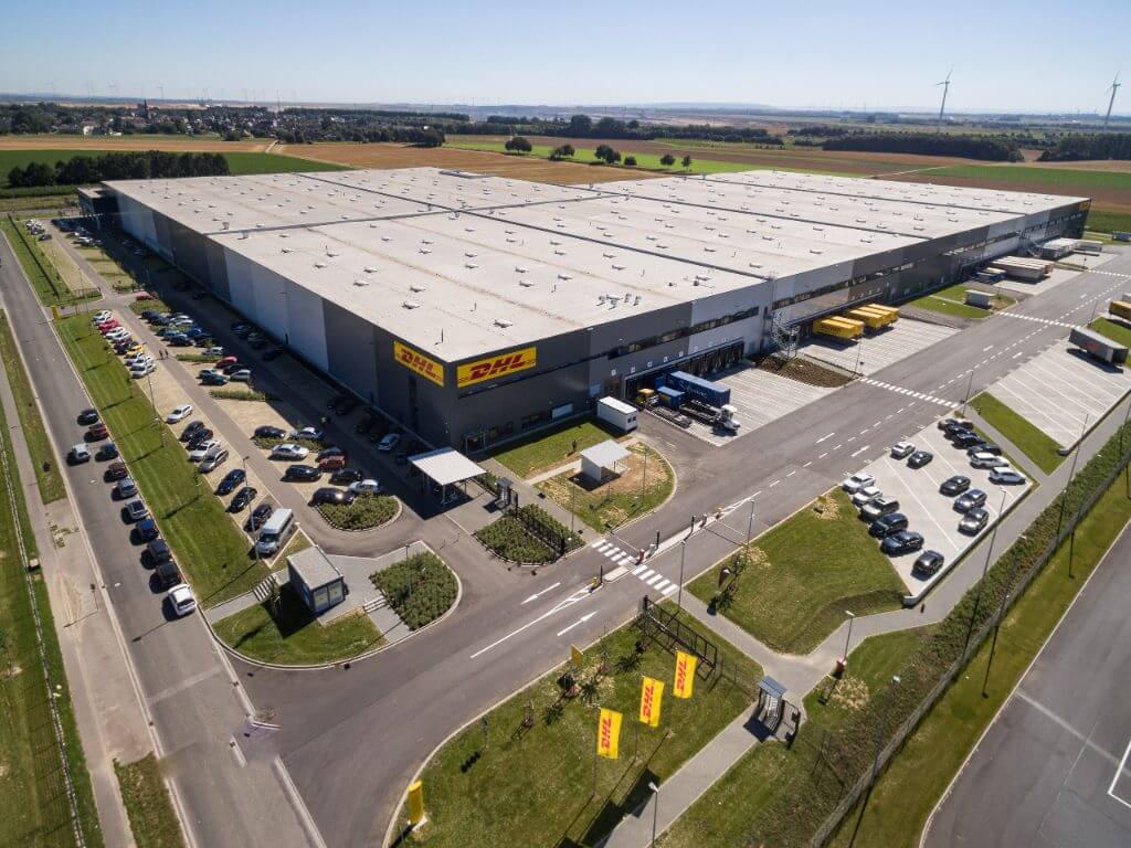 Luftaufnahme des DHL Logistikzentrums im Regiopark III in Mönchengladbach/Jüchen mit Verladehof und Außenanlagen