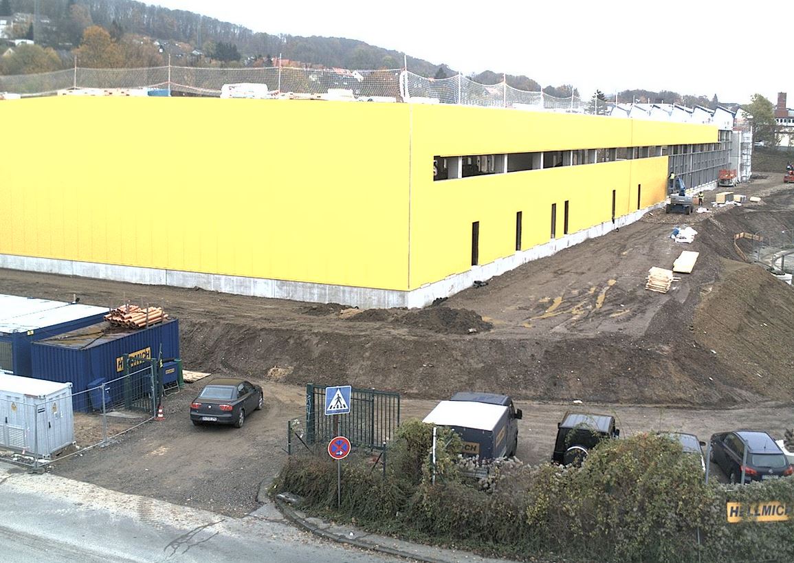 Gelbes Gebäudeteil des im Bau befindlichen DHL-Paketzentrums an der Schwesterstraße in Wuppertal.