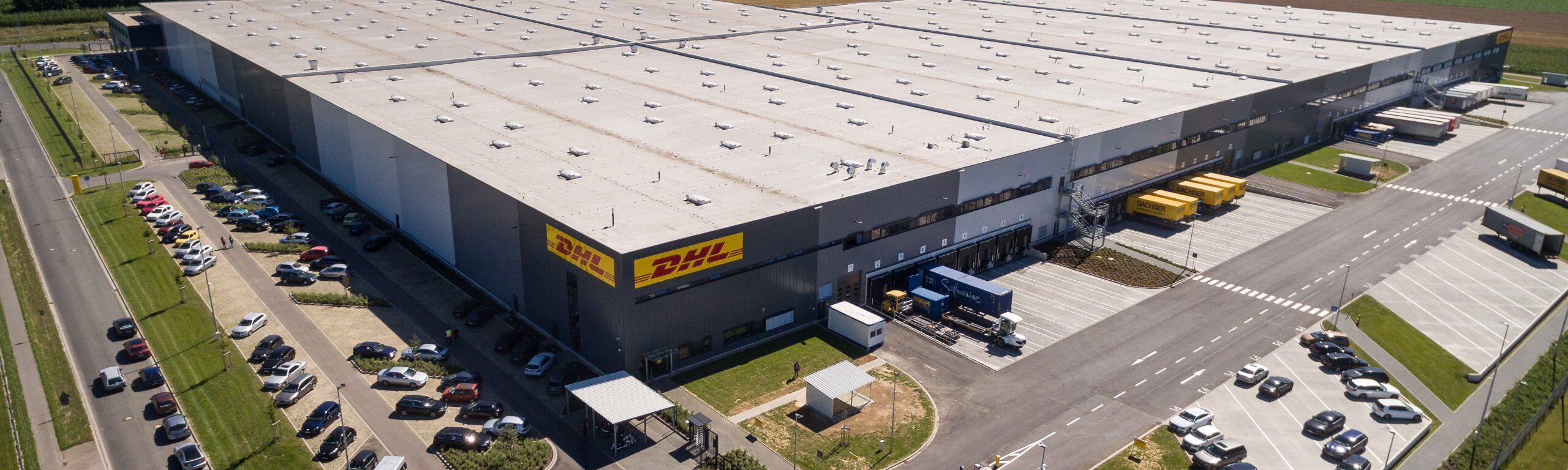 Luftaufnahme des DHL Logistikzentrums im Regiopark III in Jüchen mit angelegten LKW-Ladebuchten.