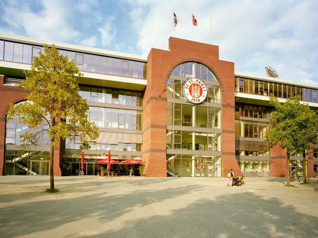 Modern gestalteter Haupteingang des FC St. Pauli Stadions mit Club-Logo.
