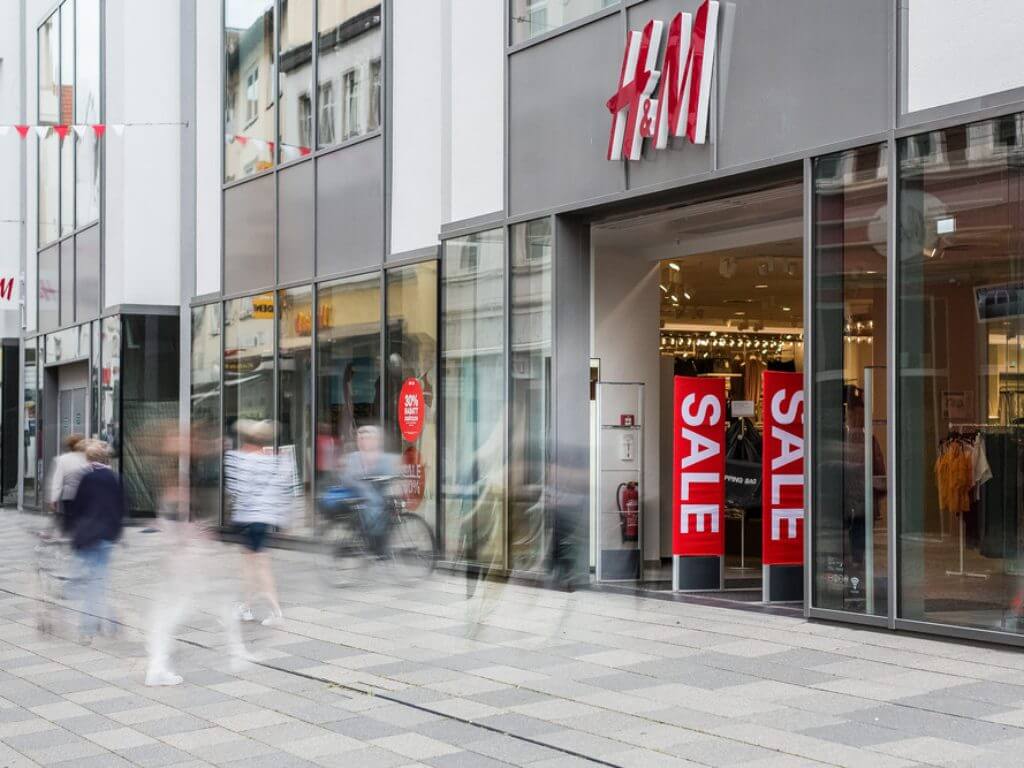 Fassade einer Einzelhandelsfläche im Wesertor Minden mit großen Glasflächen und H&M Laden.