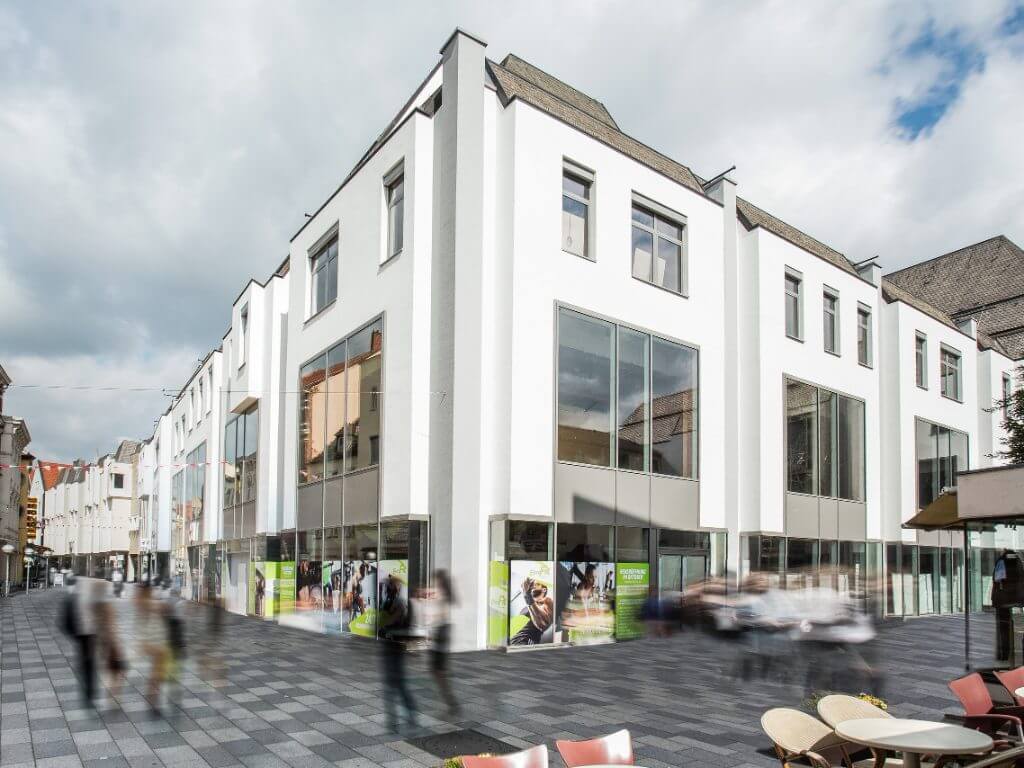 Das Geschäftshaus Wesertor in der Mindener Innenstadt mit Passanten in der Fußgängerzone