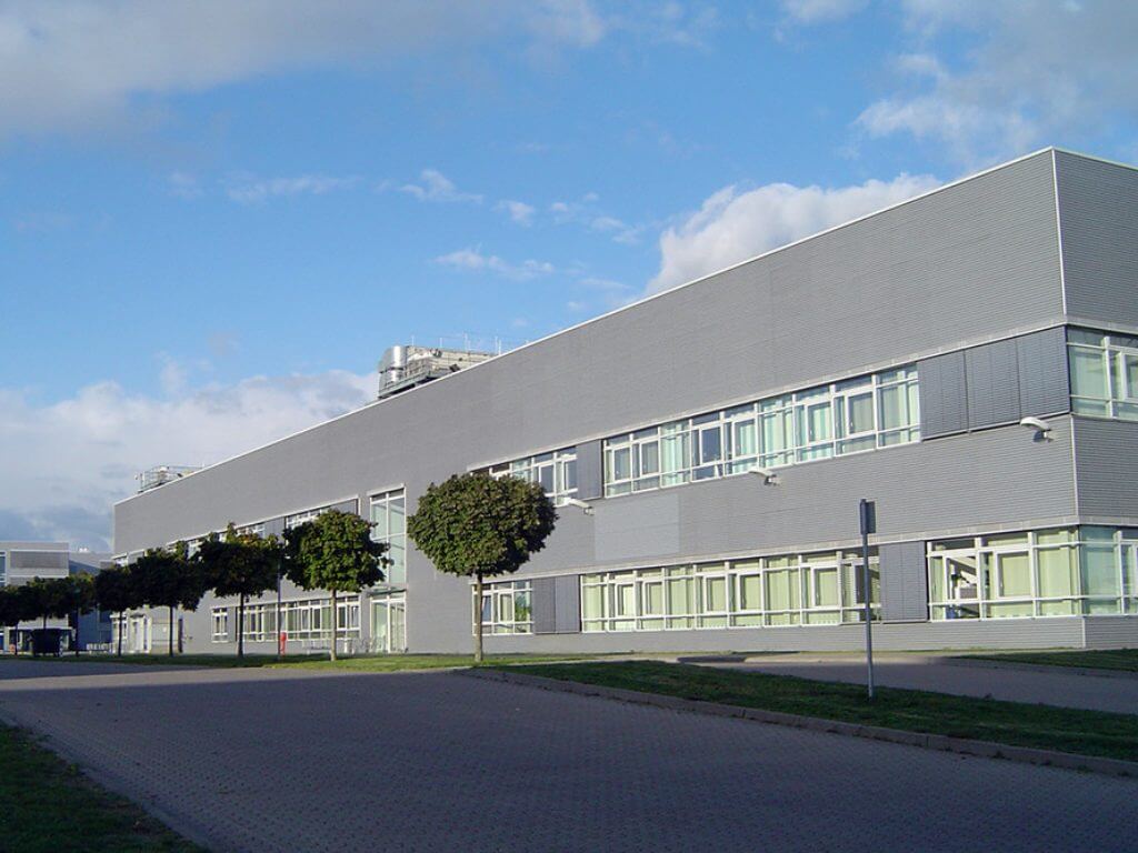 Außenansicht des modernen Büro- und Gewerbeparks Kamp-Lintfort bei Tageslicht. Außenansicht des modernen Büro- und Gewerbeparks Kamp-Lintfort bei Tageslicht.