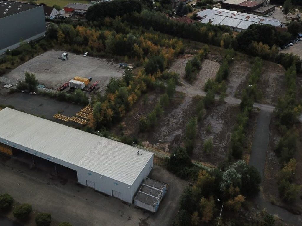 Luftaufnahme eines Gewerbegrundstücks mit angrenzendem Lagergebäude in Kamp-Lintfort. Luftaufnahme eines Gewerbegrundstücks mit angrenzendem Lagergebäude in Kamp-Lintfort.