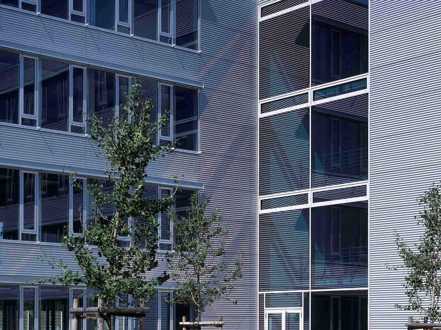 Modernes Gebäude als Teil des Büro- und Gewerbeparks Kamp-Lintfort, realisiert von der Hellmich Gruppe.
