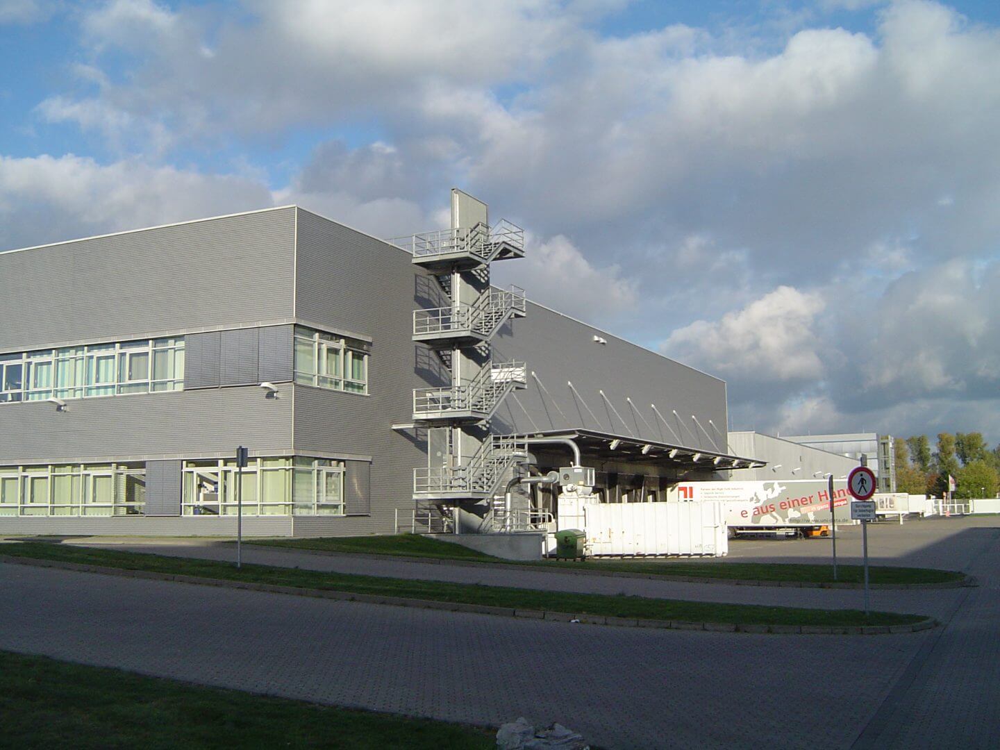 Moderner Büro- und Gewerbepark Kamp-Lintfort als Referenzprojekt der Hellmich Gruppe mit klarer, funktionaler Architektur und Außentreppe.