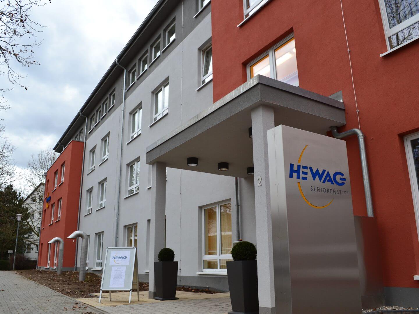 Fertiggestelltes Wohngebäude des Seniorenstifts HEWAG als Bauprojekt der Hellmich Bauunternehmung.