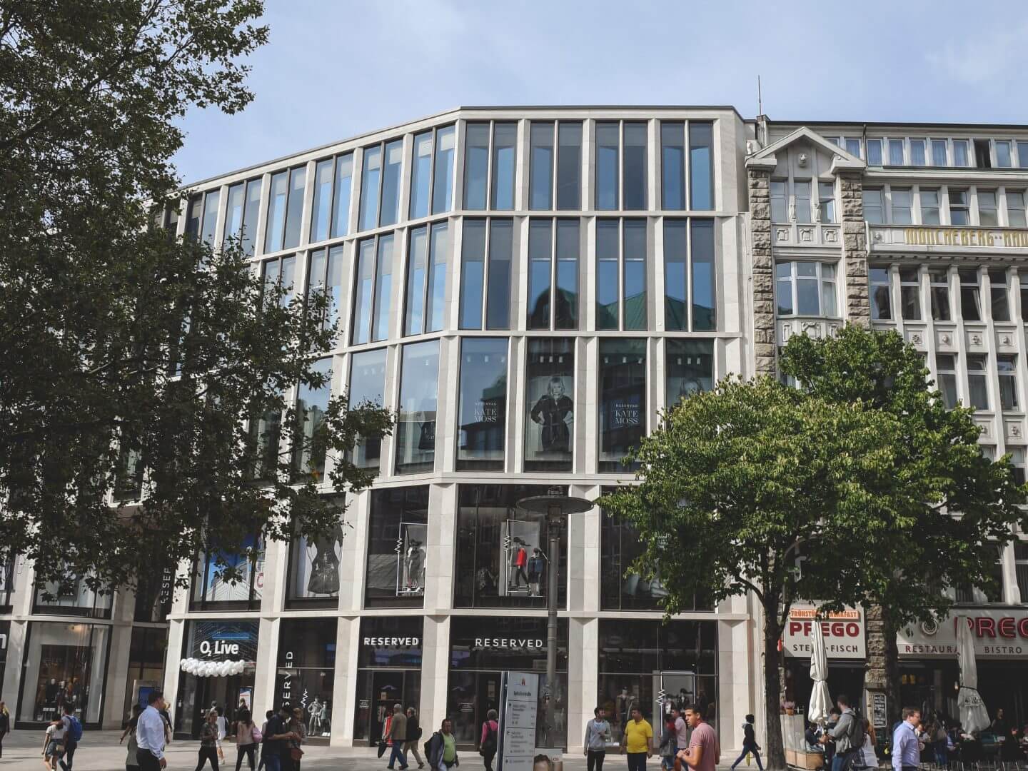 Modernes Büro- und Geschäftshaus an der Spitaler Straße in Hamburg, realisiert als Bauprojekt der Hellmich Gruppe mit klarer Glasfassade und urbanem Umfeld.