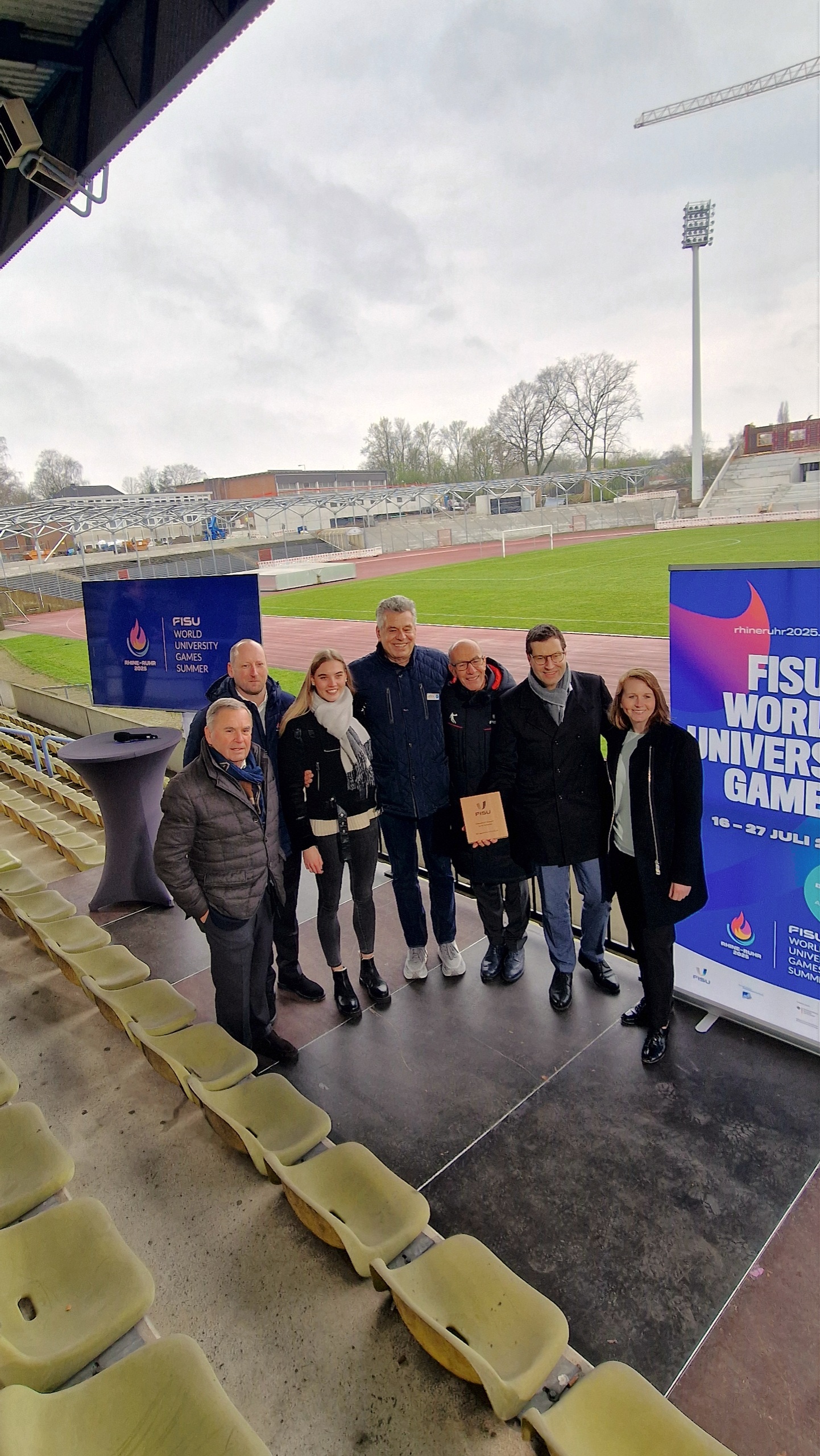 Gruppe vor dem Sportpark Lohrheide bei der Eröffnung zur FISU Universiade Veranstaltung