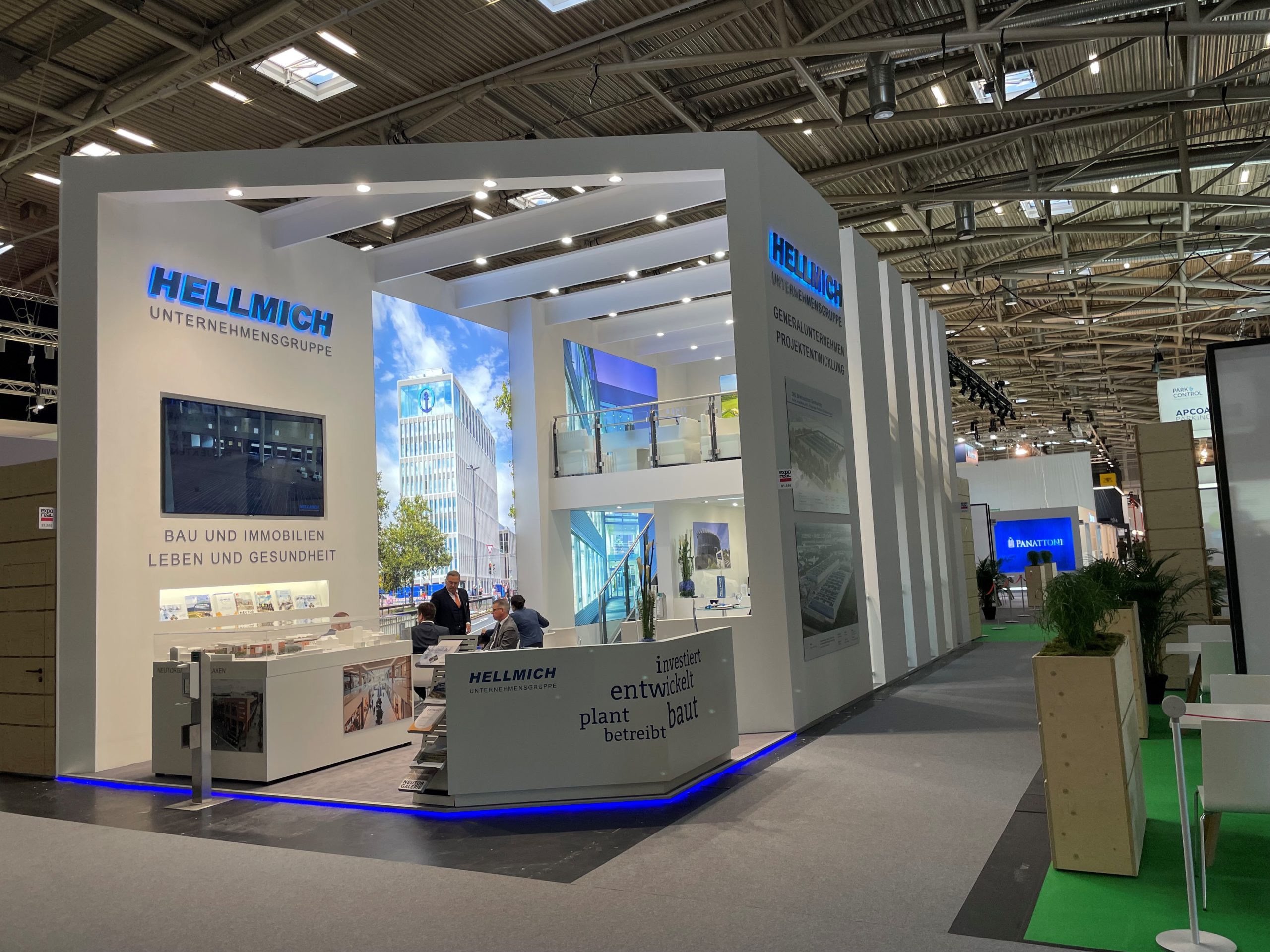 Messestand der Hellmich Unternehmensgruppe mit Präsentationen auf der EXPO REAL 2021 in München