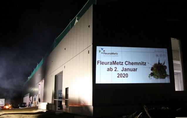 Nachtaufnahme des im Bau befindlichen Fleurametz-Gebäudes in Chemnitz mit Schriftzug zum Projektstart