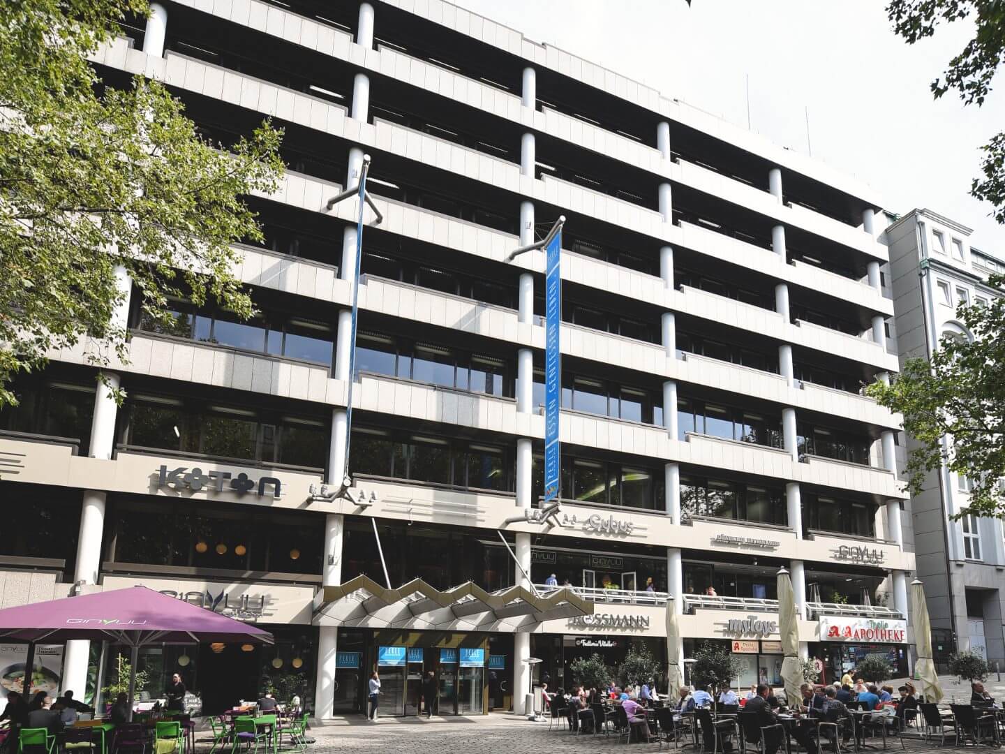 Moderner Büro- und Geschäftshausbau der Hellmich Gruppe an der Spitaler Straße in Hamburg als Referenzprojekt für hochwertige Bauleistungen.