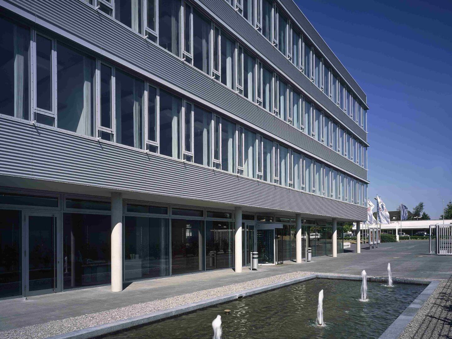 Moderne Bürogebäude des Gewerbeparks Kamp-Lintfort, ein erfolgreiches Bauprojekt der Hellmich Gruppe, aufgenommen bei klarem Himmel.