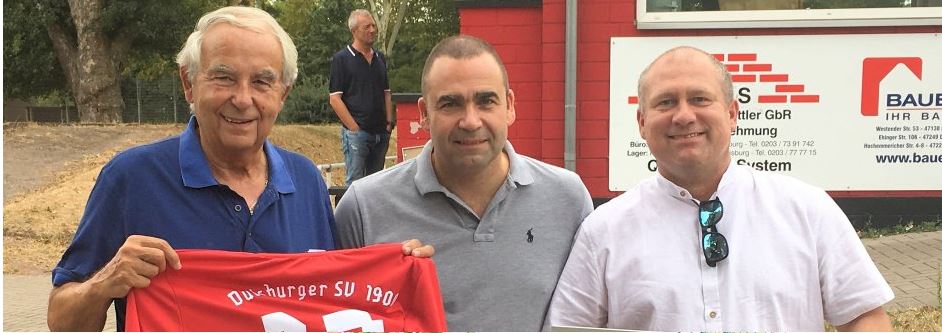 Vertreter der Hellmich-Gruppe stehen gemeinsam mit einem DSV 1900 Trikot für den neuen Sponsorvertrag.