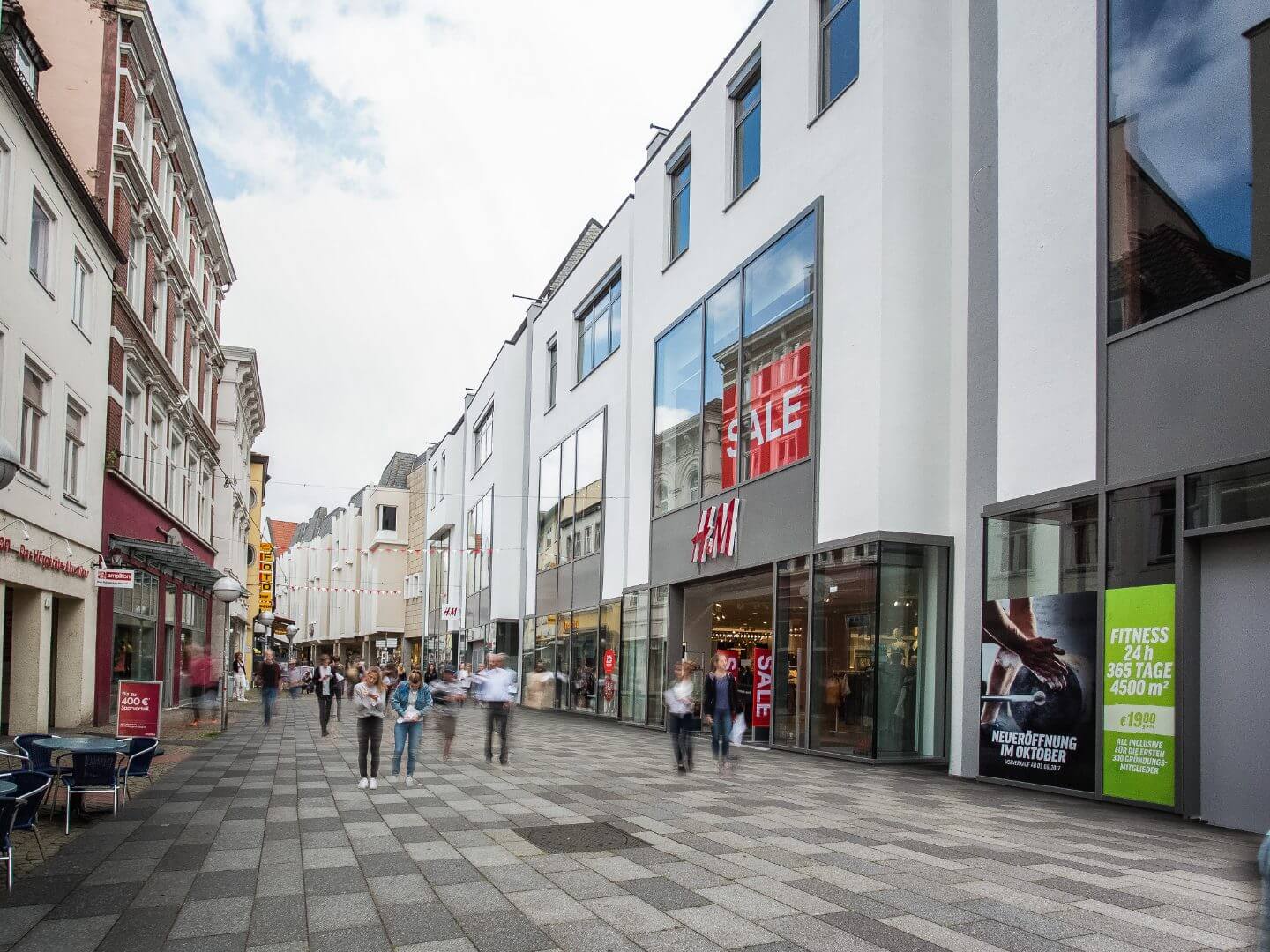 Modernes Geschäftshaus Wesertor in Minden, realisiert als innovatives Bauprojekt der Hellmich Gruppe, mit klarer Fassadengestaltung und urbanem Umfeld.
