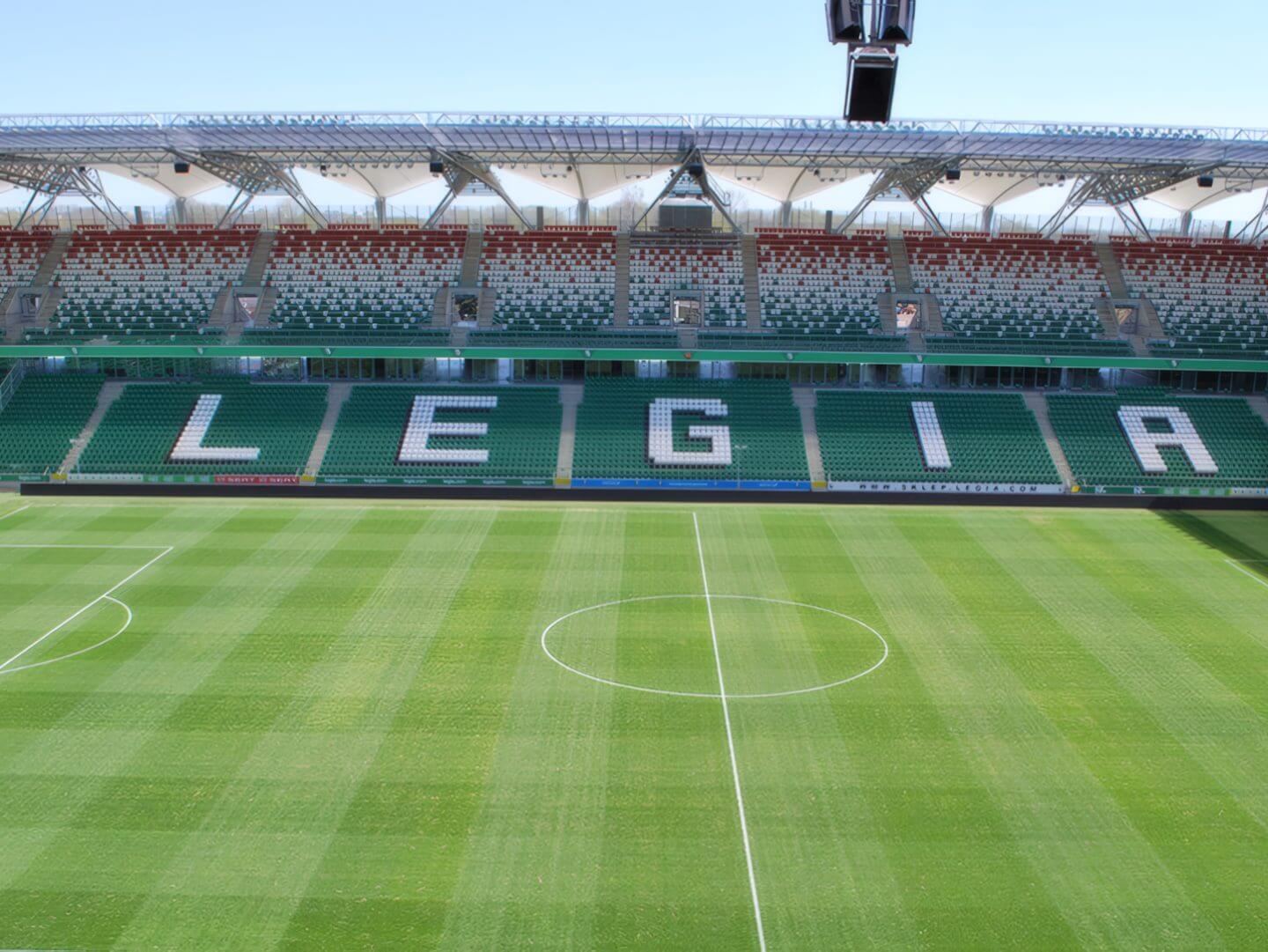 Strategische Perspektive auf das klare Spielfeld und die Tribünen des legia warschau stadions, umgesetzt von Hellmich.