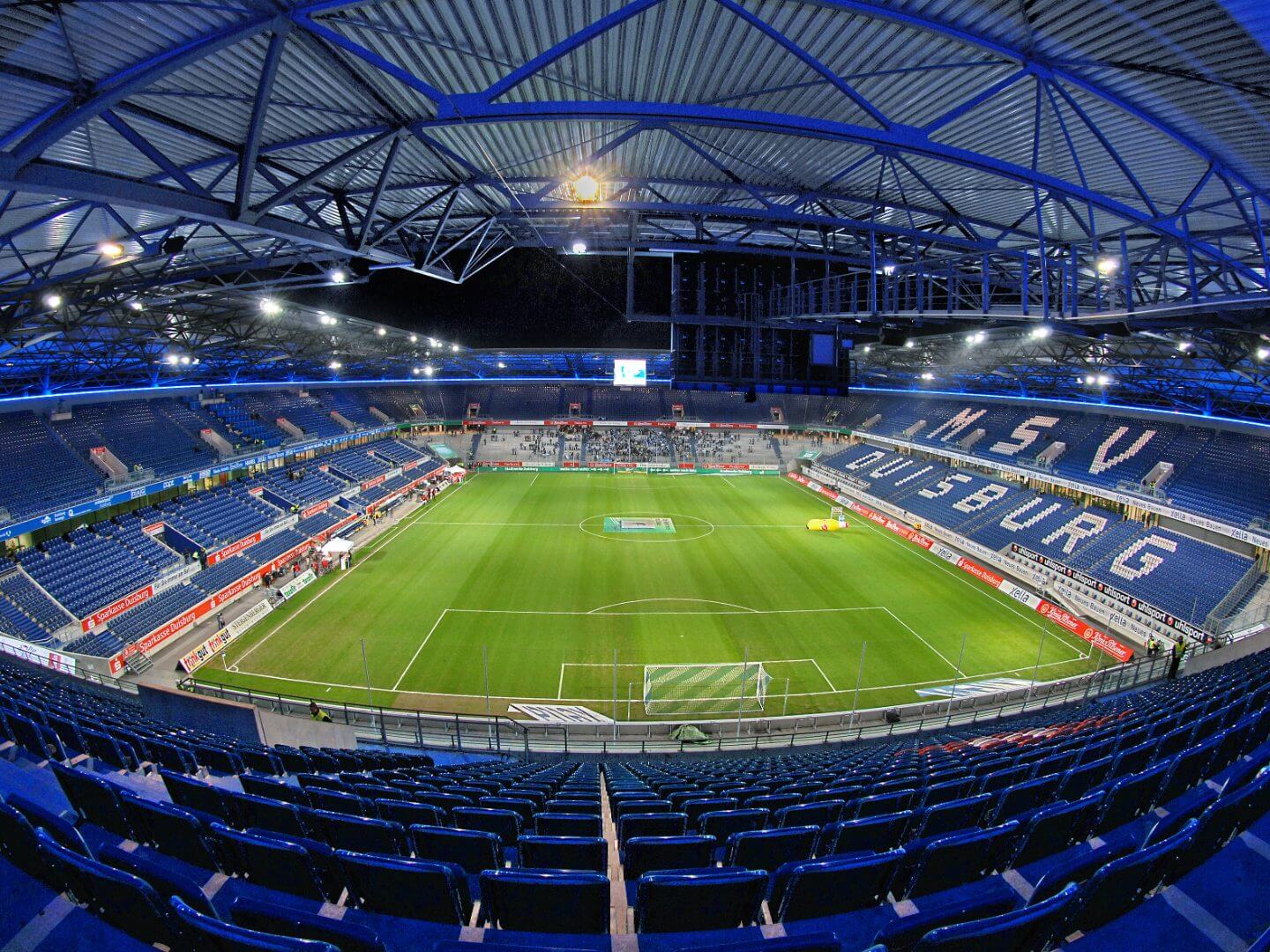 Panoramablick auf das beleuchtete Spielfeld und die Tribünen des MSV Duisburg Stadions, ein Bauprojekt der Hellmich Gruppe, präsentiert auf der Referenzseite. Panoramablick auf das beleuchtete Spielfeld und die Tribünen des MSV Duisburg Stadions, ein Bauprojekt der Hellmich Gruppe, präsentiert auf der Referenzseite.
