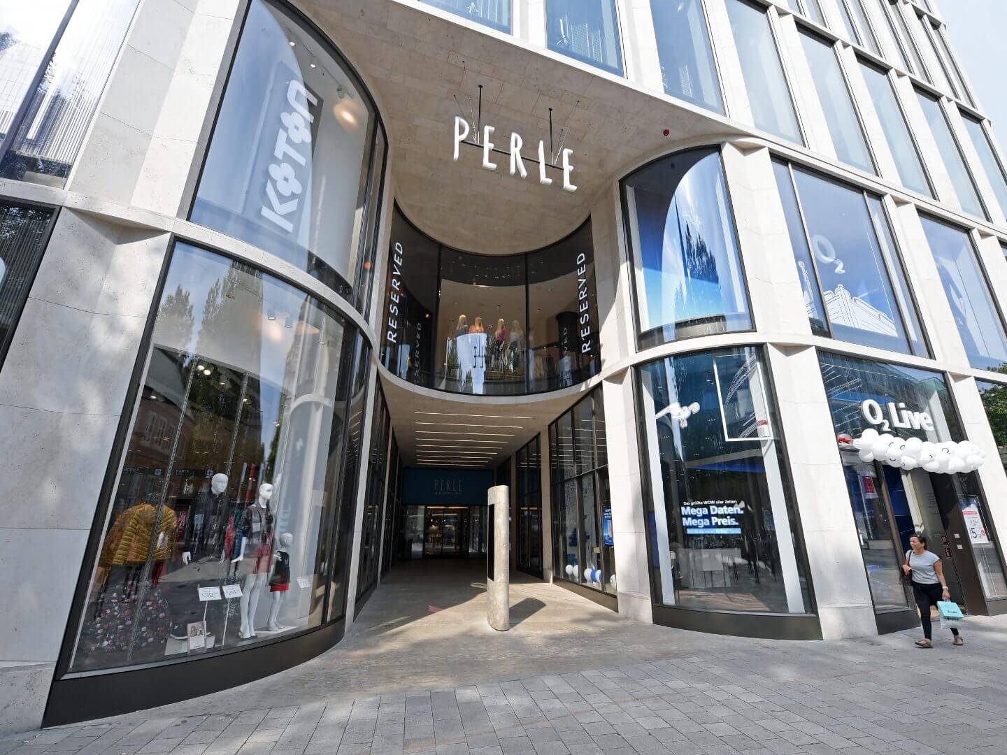 Modernes Büro- und Geschäftshaus an der Spitaler Straße in Hamburg, realisiert im Bauprojekt der Hellmich Gruppe mit großzügigen Glasfronten und klarer Architektur.