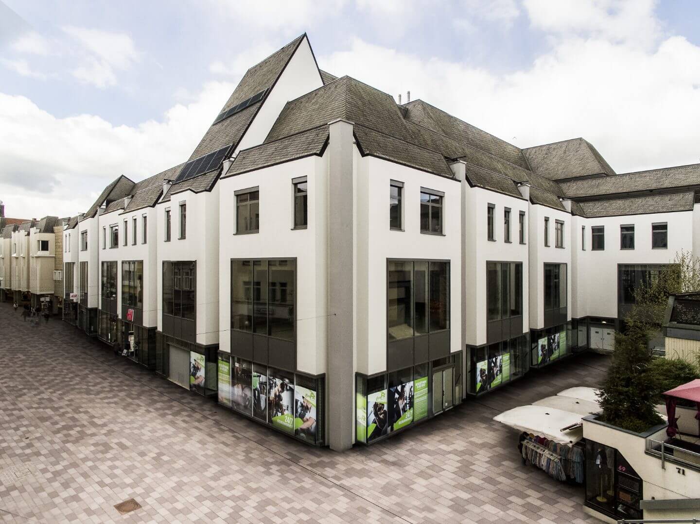Modern gestaltetes Geschäftshaus Wesertor in Minden, das von der Hellmich Gruppe realisiert wurde und als Referenzprojekt auf der Website präsentiert wird.