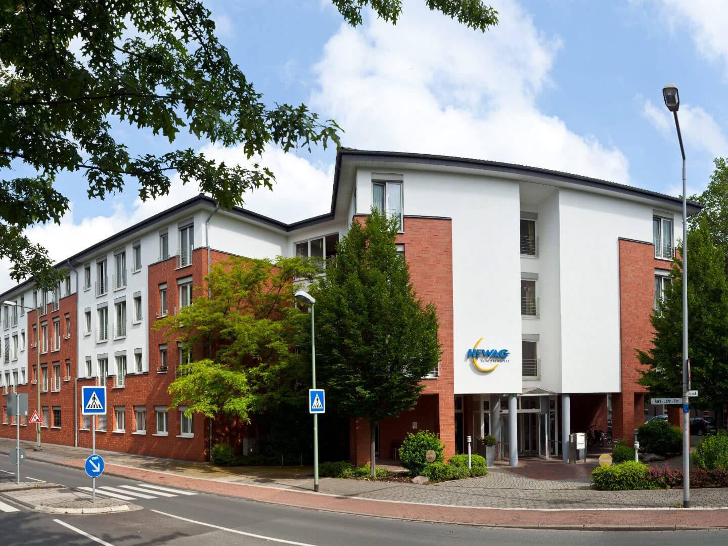 Hellmich Bau realisierte den Neubau von Hewag Neudorf mit klarer Linienführung und grüner Umgebung.