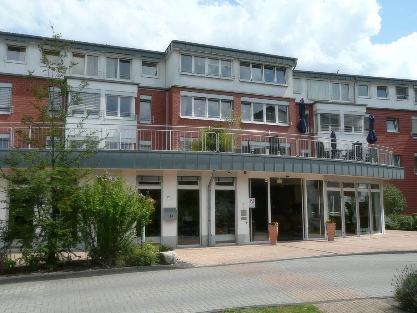 Modernes Mehrfamiliengebäude des Hewag Seniorenstifts in Dinslaken-Hiesfeld, erfolgreich umgesetzt von der Hellmich Gruppe als Referenzprojekt im Seniorenzentrumbau.