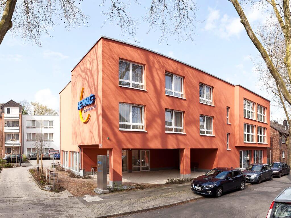 Außenansicht des HEWAG Seniorenstifts in Duisburg-Neumuehl mit klar erkennbarem Eingang.