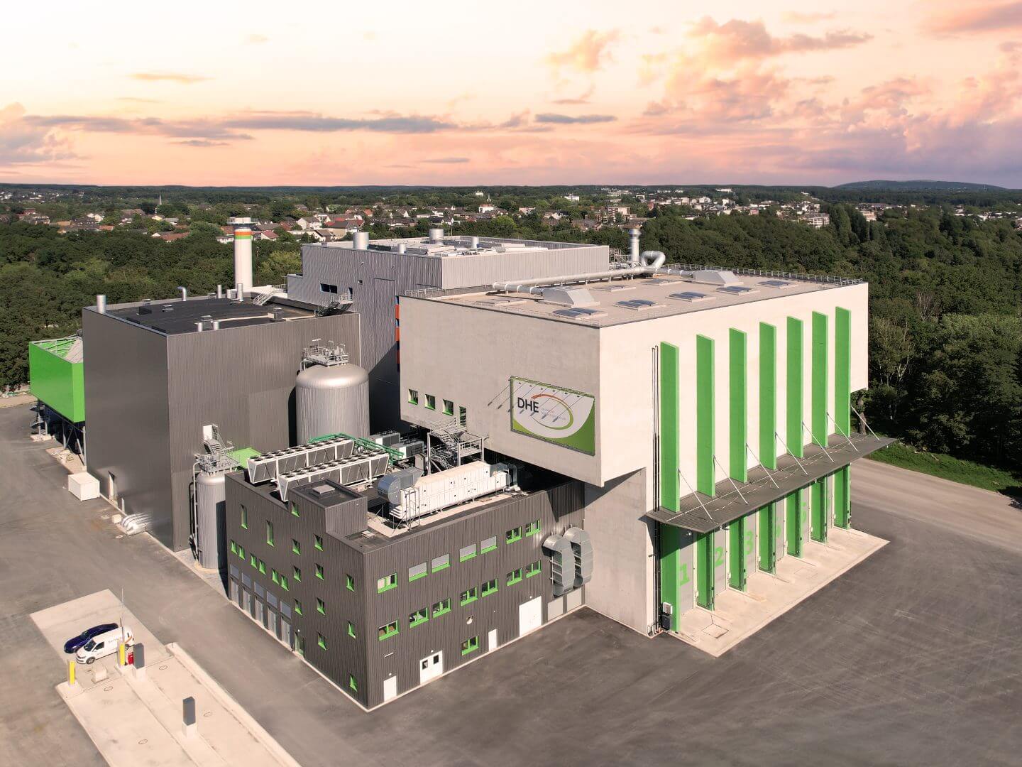 Luftaufnahme des DHE Holz-Energiezentrums in Dinslaken, ein modernes Energieprojekt der Hellmich Gruppe zur nachhaltigen Wärmeversorgung. Luftaufnahme des DHE Holz-Energiezentrums in Dinslaken, ein modernes Energieprojekt der Hellmich Gruppe zur nachhaltigen Wärmeversorgung.