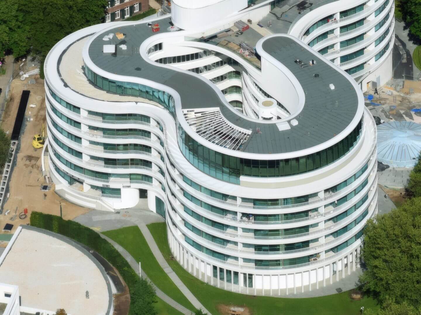 Das Hotel The Fontenay in Hamburg als Beispiel für hochwertige Baukunst der Hellmich Gruppe mit markanter geschwungener Form und modernem Design. Das Hotel The Fontenay in Hamburg als Beispiel für hochwertige Baukunst der Hellmich Gruppe mit markanter geschwungener Form und modernem Design.
