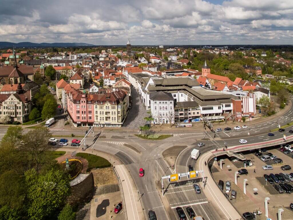 Luftaufnahme des Geschäftshauses Wesertor in Minden mit umliegenden Straßen und Verkehr.