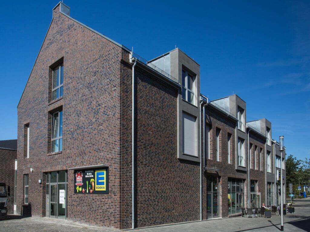Außenansicht eines modernen Wohn- und Geschäftshauses mit Backsteinfassade in Viersen-Dülken.