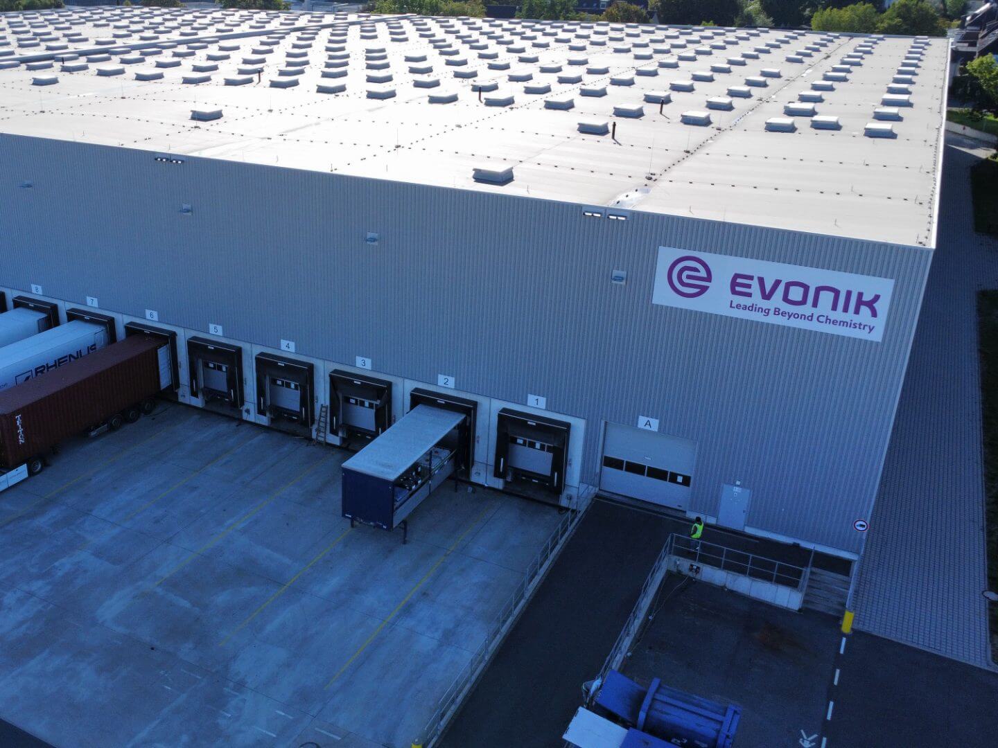 Luftaufnahme des Evonik Gefahrstofflagers, ein modernes Industriegebäude mit mehreren Laderampen, umgesetzt als Bauprojekt der Hellmich Gruppe.