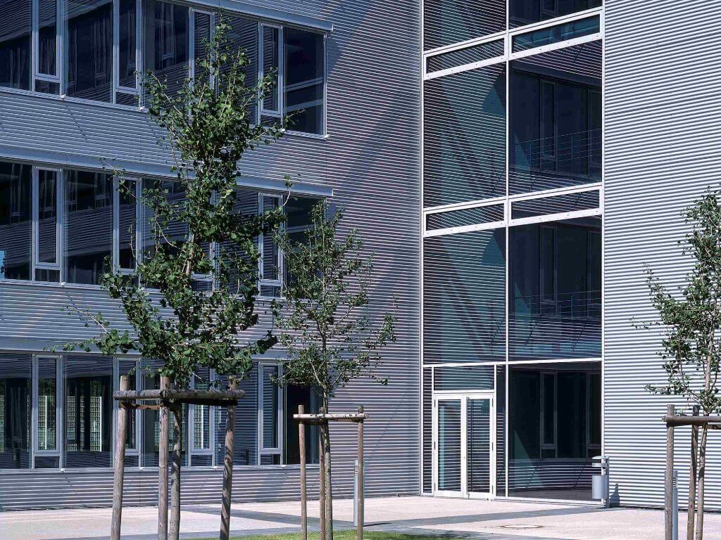 Fassade eines modernen Bürogebäudes im Gewerbepark Kamp-Lintfort mit greifbarer Infrastruktur. Fassade eines modernen Bürogebäudes im Gewerbepark Kamp-Lintfort mit greifbarer Infrastruktur.