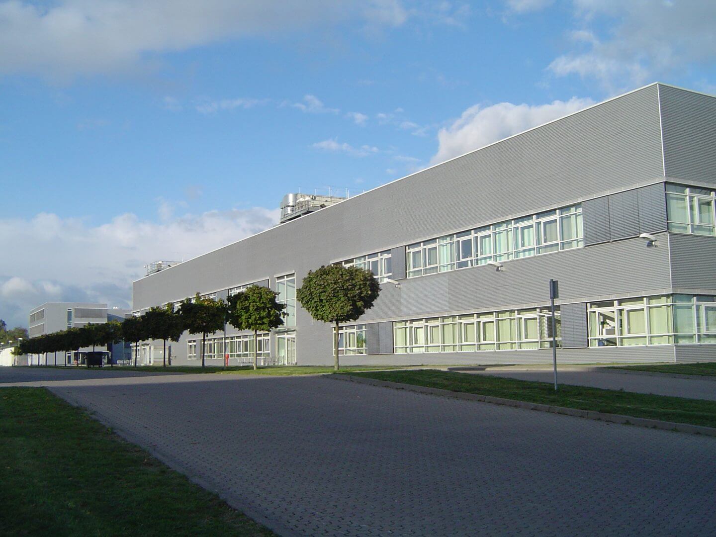 Modernes Büro- und Gewerbeparkgebäude in Kamp-Lintfort, realisiert als Bauprojekt der Hellmich Gruppe mit klaren Linien und funktionalem Design.
