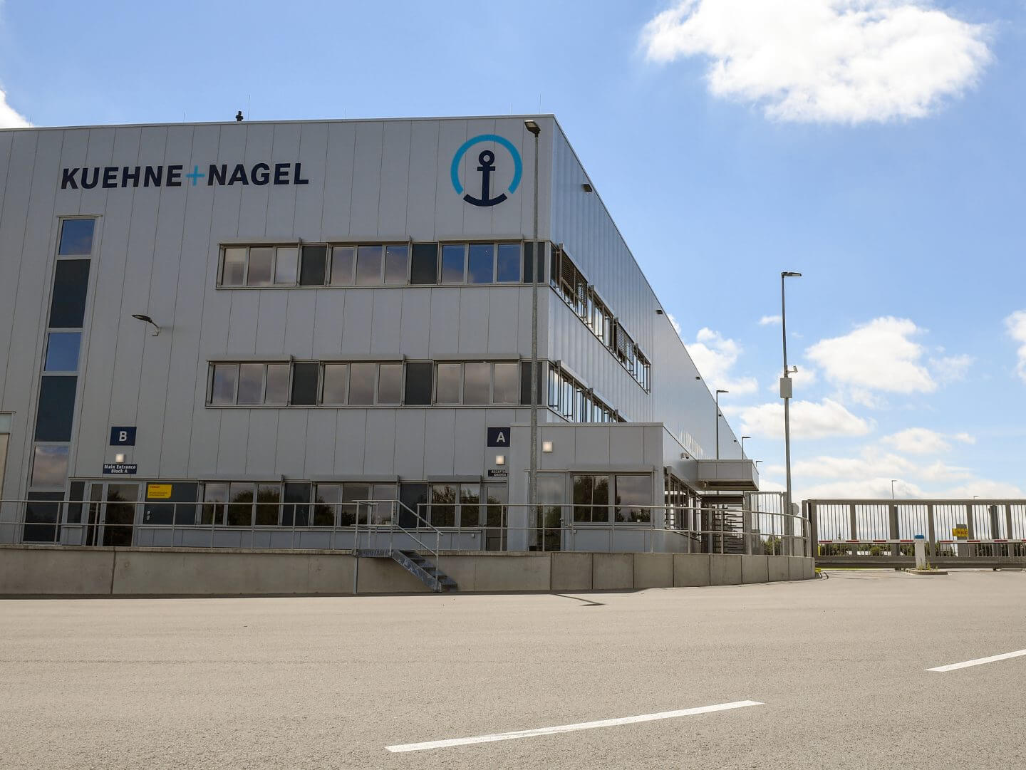 Außenansicht des Kühne + Nagel Logistikgebäudes in Luxemburg bei Sonnenschein.
