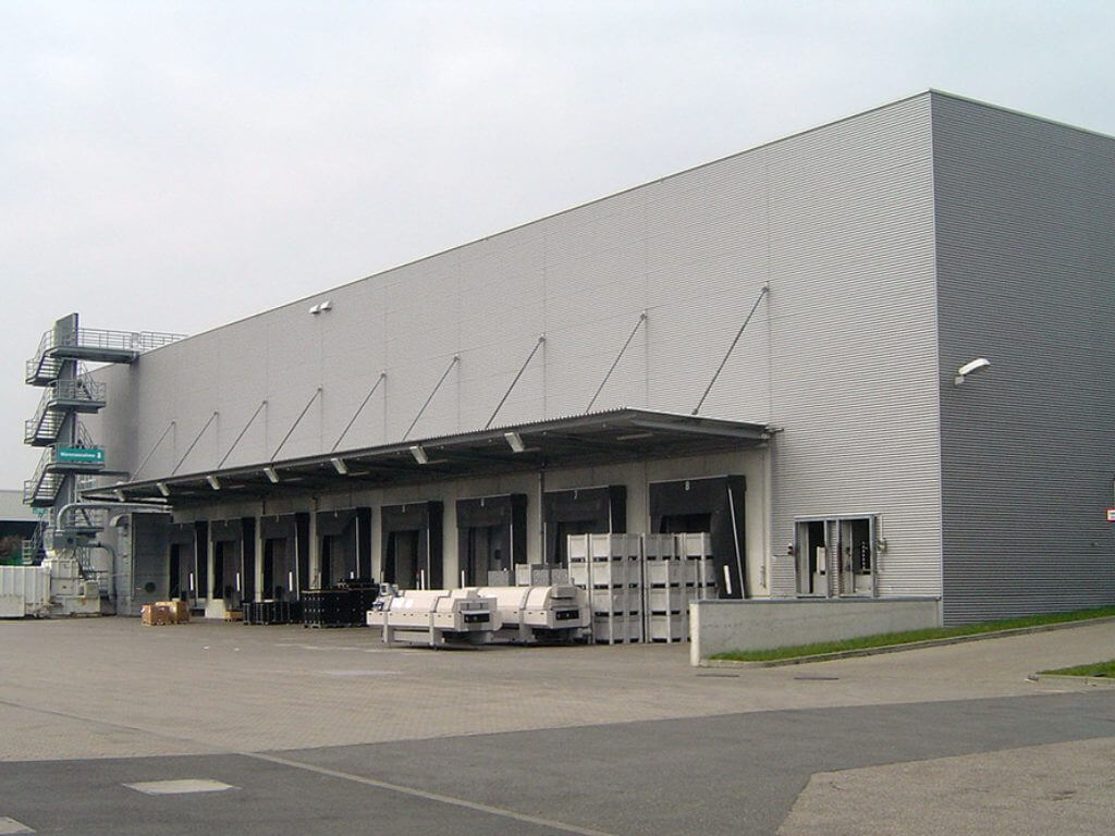 Fassade und Andockstationen eines modernen Lagerhauses im Büro- und Gewerbepark Kamp-Lintfort. Fassade und Andockstationen eines modernen Lagerhauses im Büro- und Gewerbepark Kamp-Lintfort.