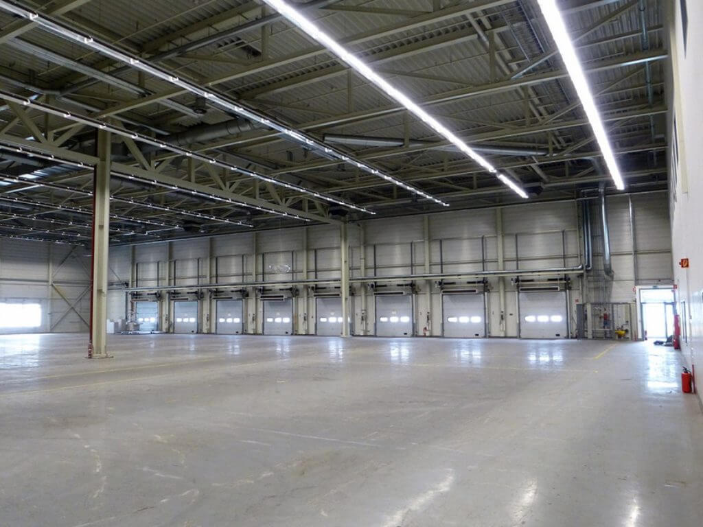 Große, helle Lagerhalle mit Laderampen im Gewerbepark Kamp-Lintfort. Große, helle Lagerhalle mit Laderampen im Gewerbepark Kamp-Lintfort.