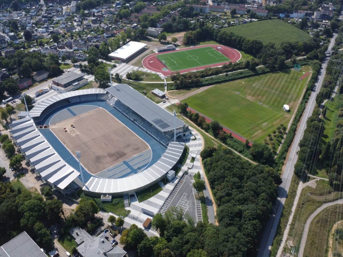 Luftaufnahme des Lohrheidestadions in Bochum-Wattenscheid, ein anspruchsvolles Sportbauprojekt der Hellmich Gruppe, das durch innovative Architektur und funktionale Gestaltung überzeugt.