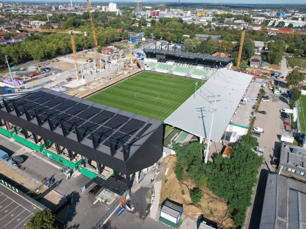 Luftaufnahme des LVM-Preußenstadions in Münster während der Bauphase mit Kränen und Baustelleneinrichtung